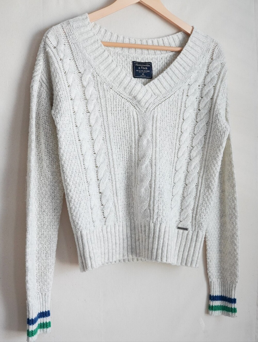 Abercrombie & Fitch XS White Cable Knit V-Neck Sweater Striped Cuffs